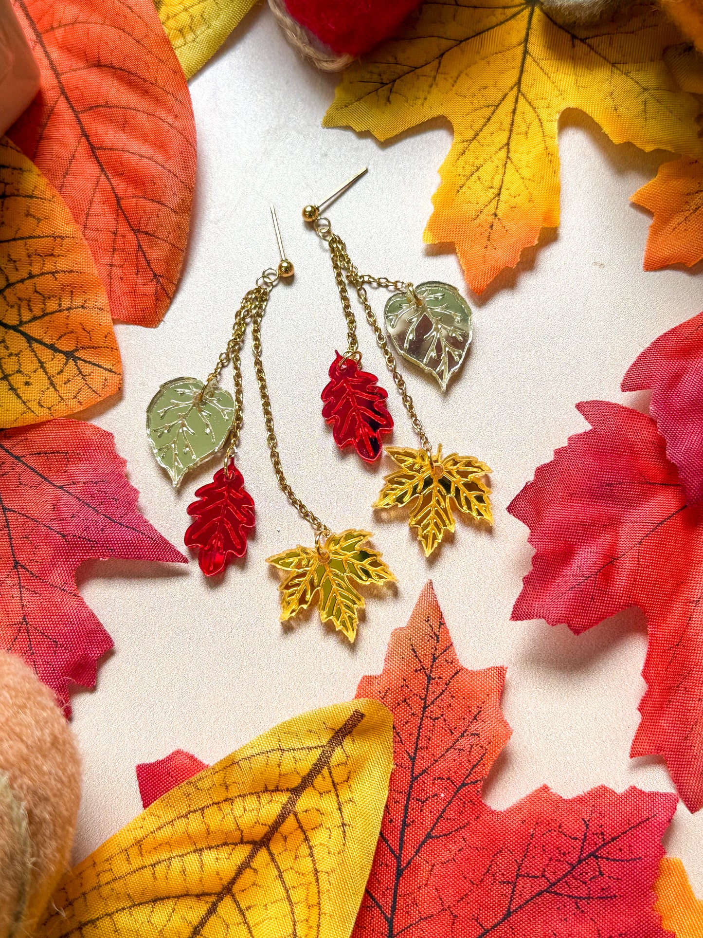 🍂 Puces d’oreilles Trio Étincelant – Feuilles d’Automne Suspendues