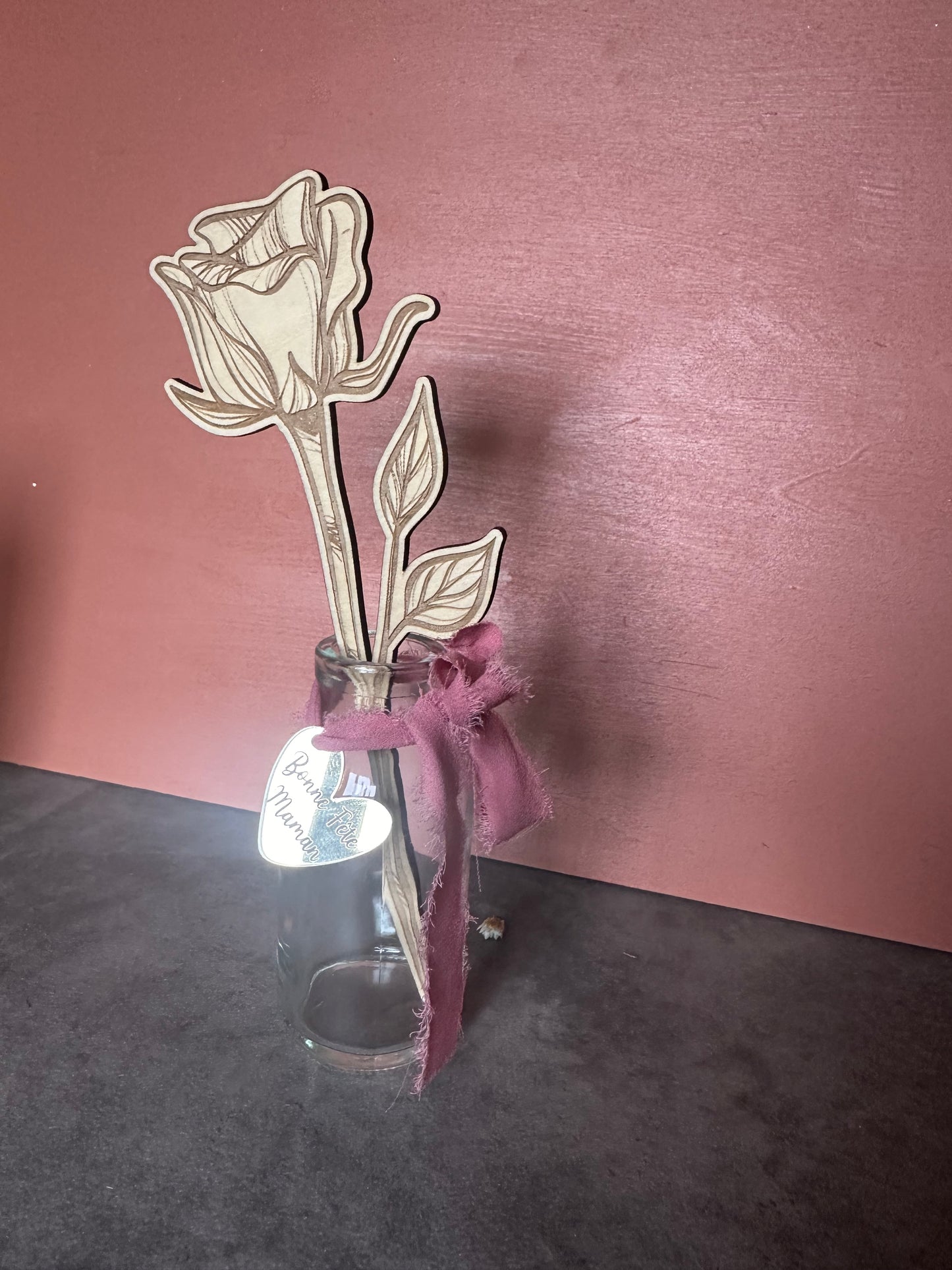 Fleur en Bois avec Soliflore et Étiquette en Plexi Doré "Bonne Fête Maman"