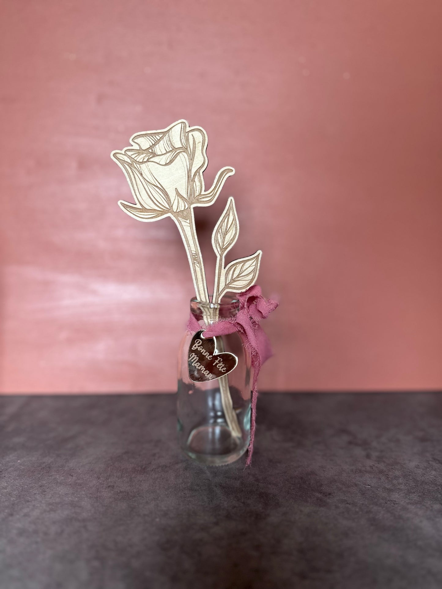Fleur en Bois avec Soliflore et Étiquette en Plexi Doré "Bonne Fête Maman"