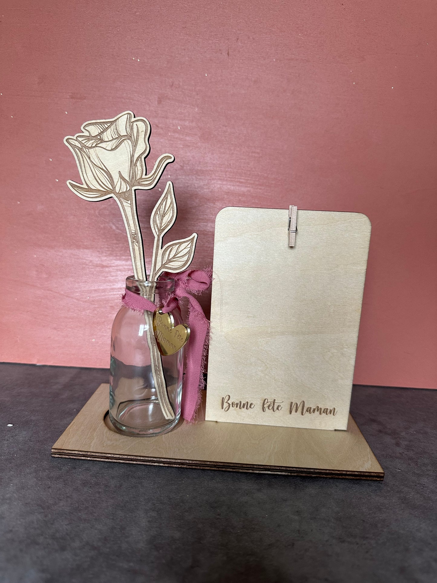 Porte-Photo Gravé "Bonne Fête Maman" avec Soliflore et Fleur en Bois