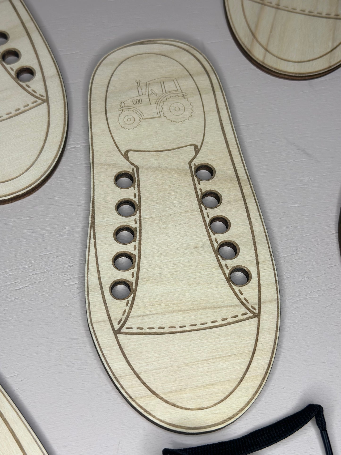 Chaussure à lacer en bois