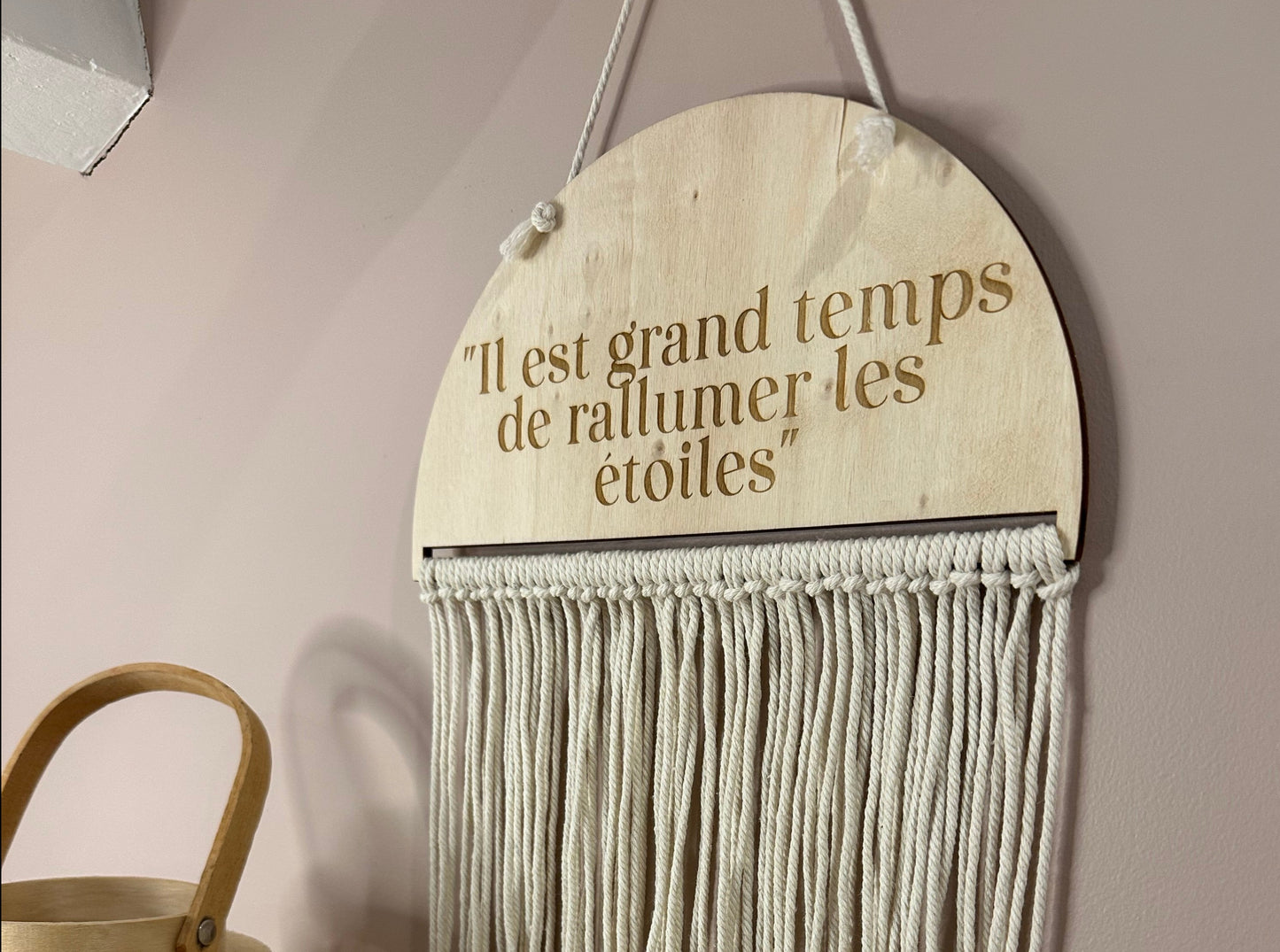 Pancarte en Bois Gravée 'Il est Grand Temps de Rallumer les Étoiles' avec Franges Macramé