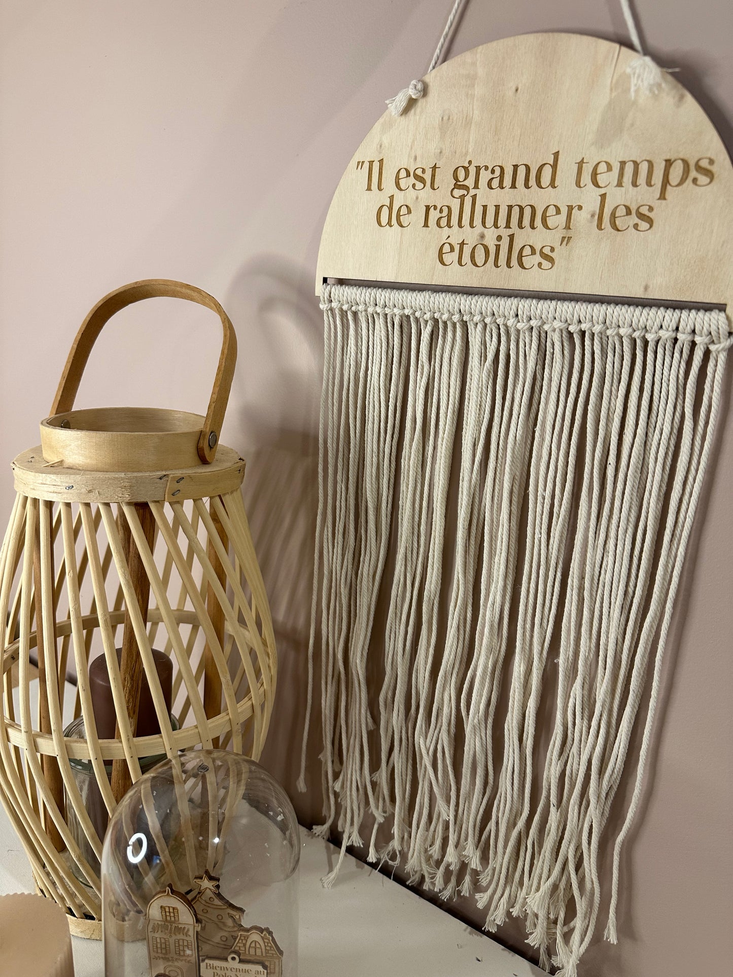 Pancarte en Bois Gravée 'Il est Grand Temps de Rallumer les Étoiles' avec Franges Macramé