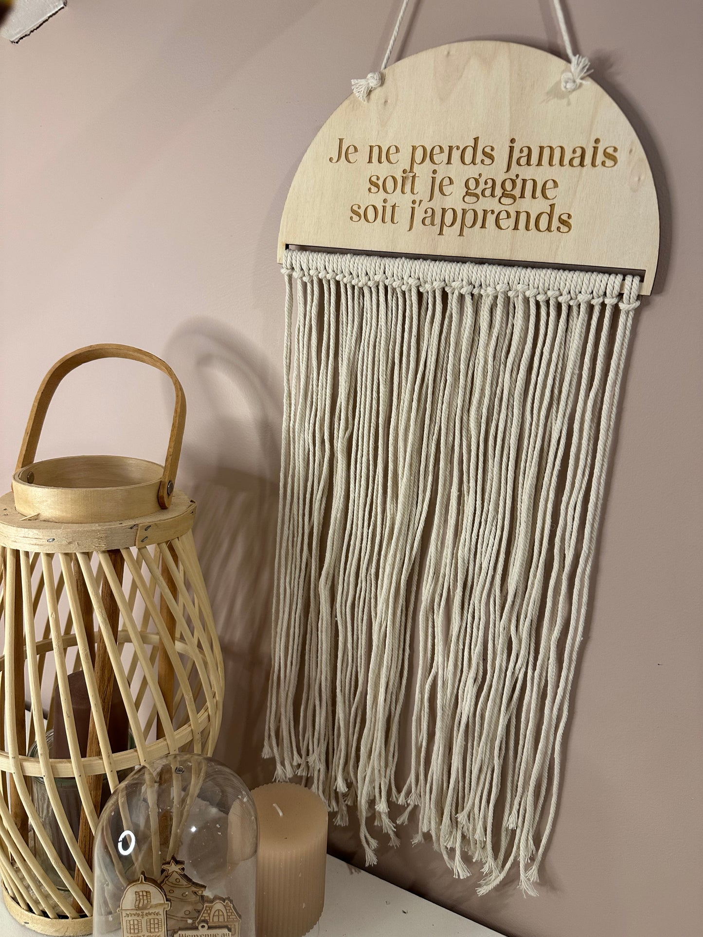 Pancarte en Bois Gravée 'Gourmandise : Je ne perds jamais, soit je gagne soit j'apprends' avec Franges Macramé