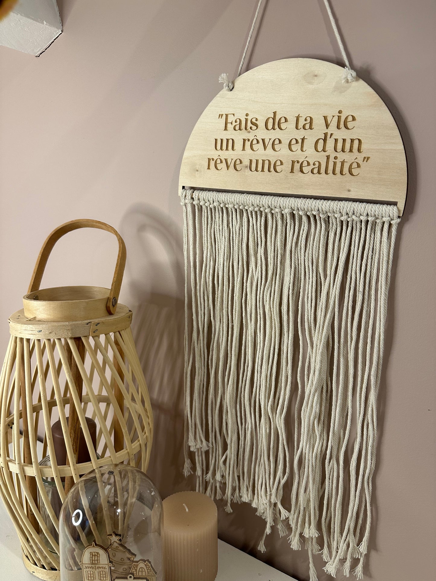 Pancarte en Bois Gravée : Fais de ta vie un rêve et d'un rêve une réalité avec Franges Macramé