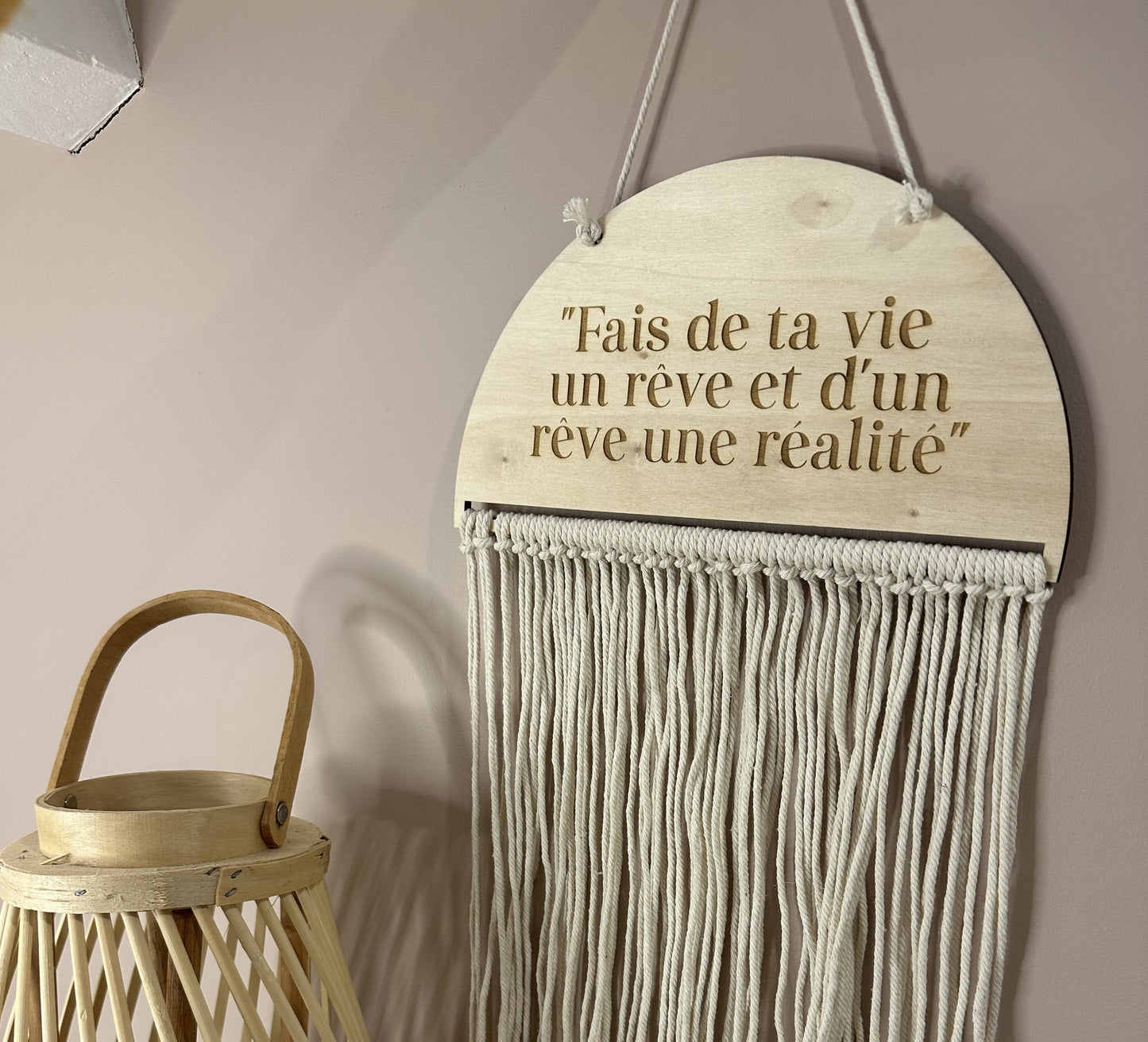 Pancarte en Bois Gravée : Fais de ta vie un rêve et d'un rêve une réalité avec Franges Macramé
