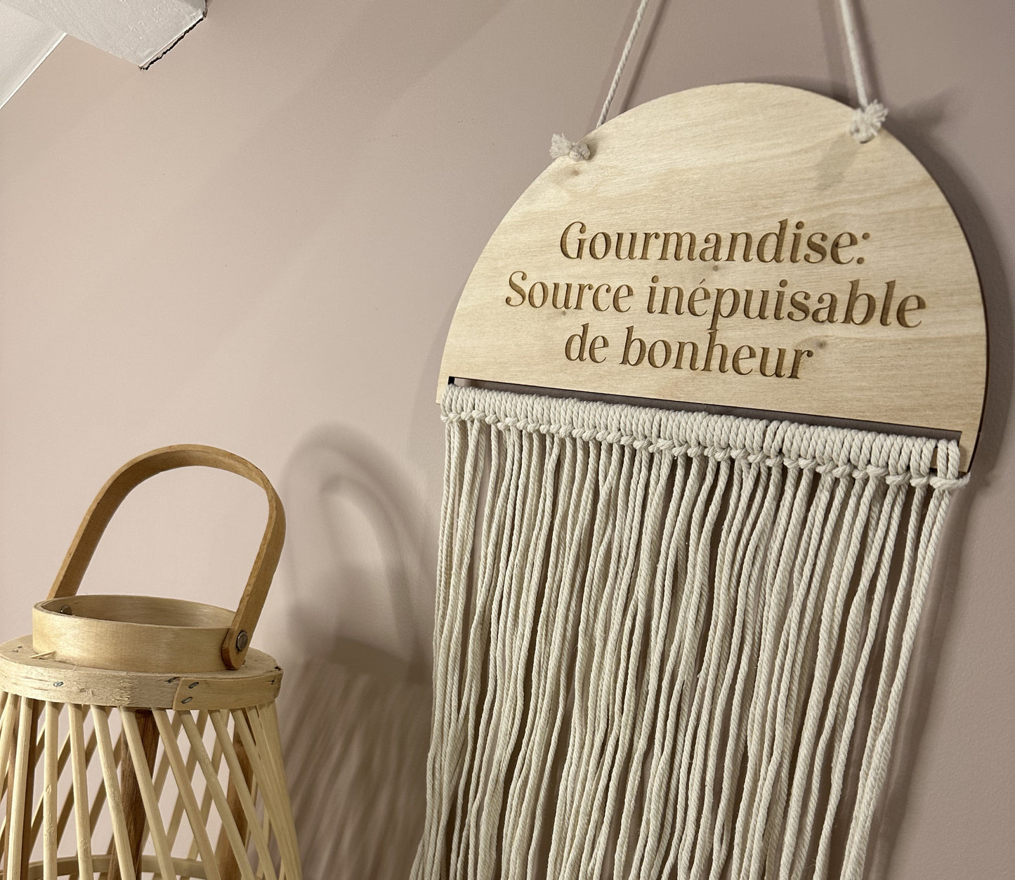 Pancarte en Bois Gravée 'Gourmandise : Source Inépuisable de Bonheur' avec Franges Macramé