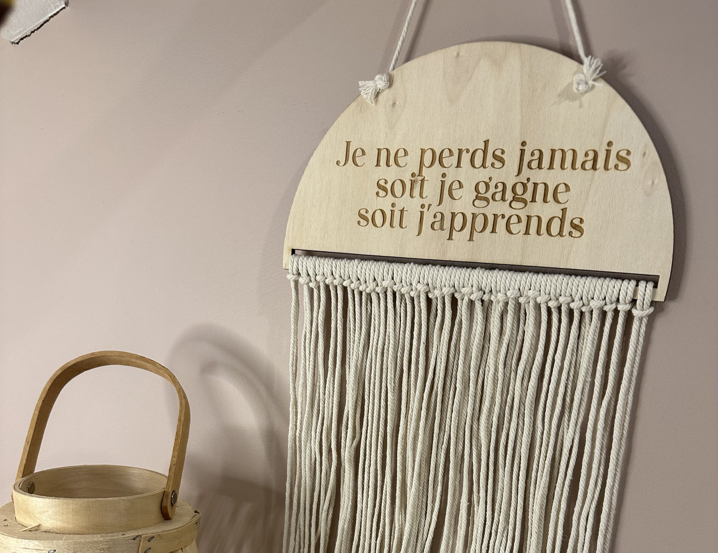 Pancarte en Bois Gravée 'Gourmandise : Je ne perds jamais, soit je gagne soit j'apprends' avec Franges Macramé
