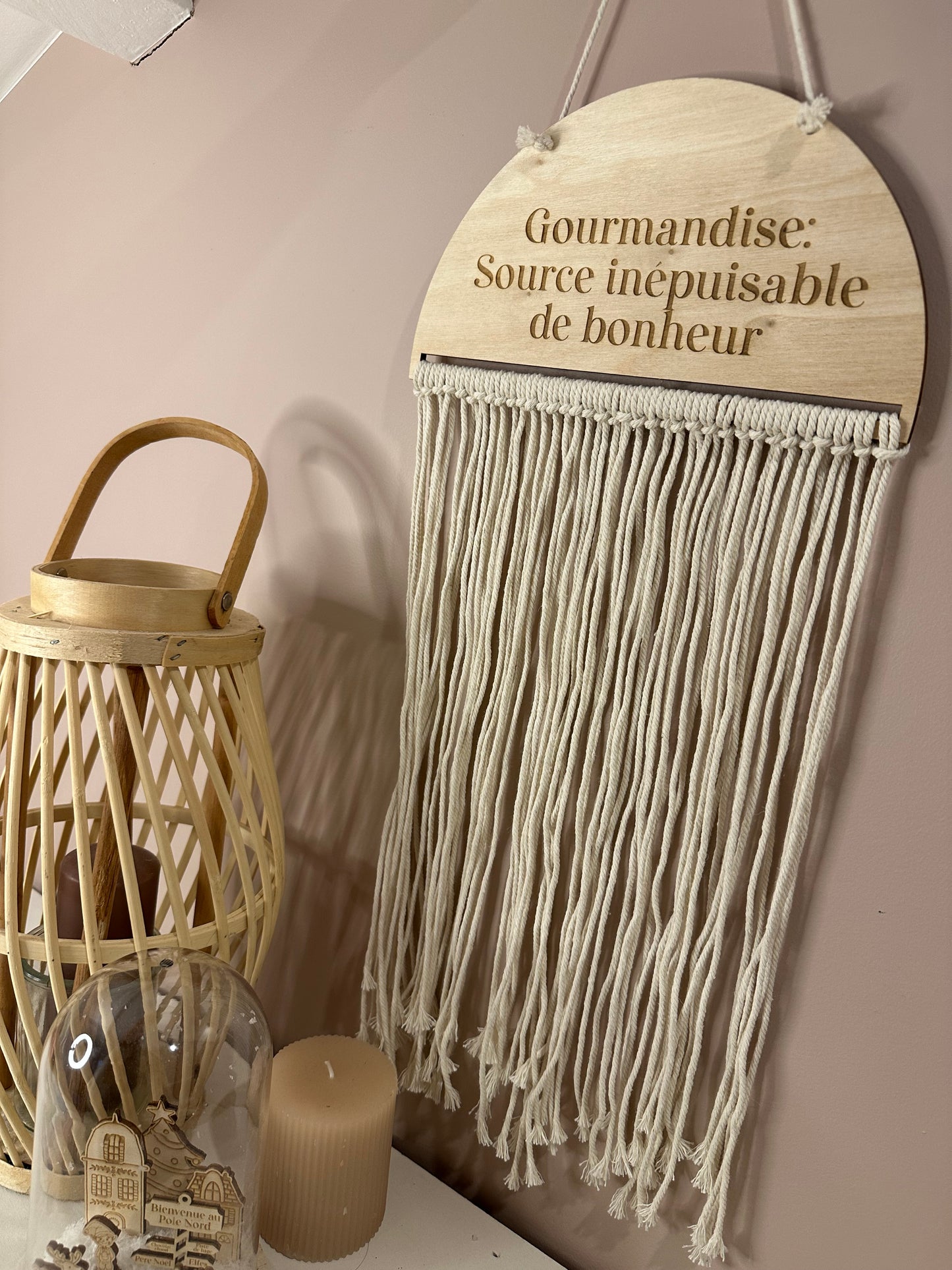 Pancarte en Bois Gravée 'Gourmandise : Source Inépuisable de Bonheur' avec Franges Macramé