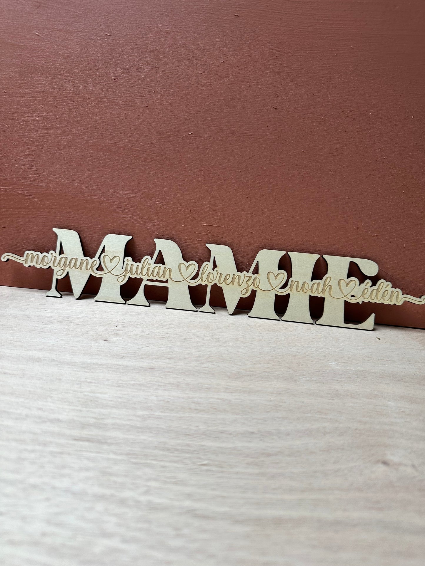 Silhouette du mot Maman en bois