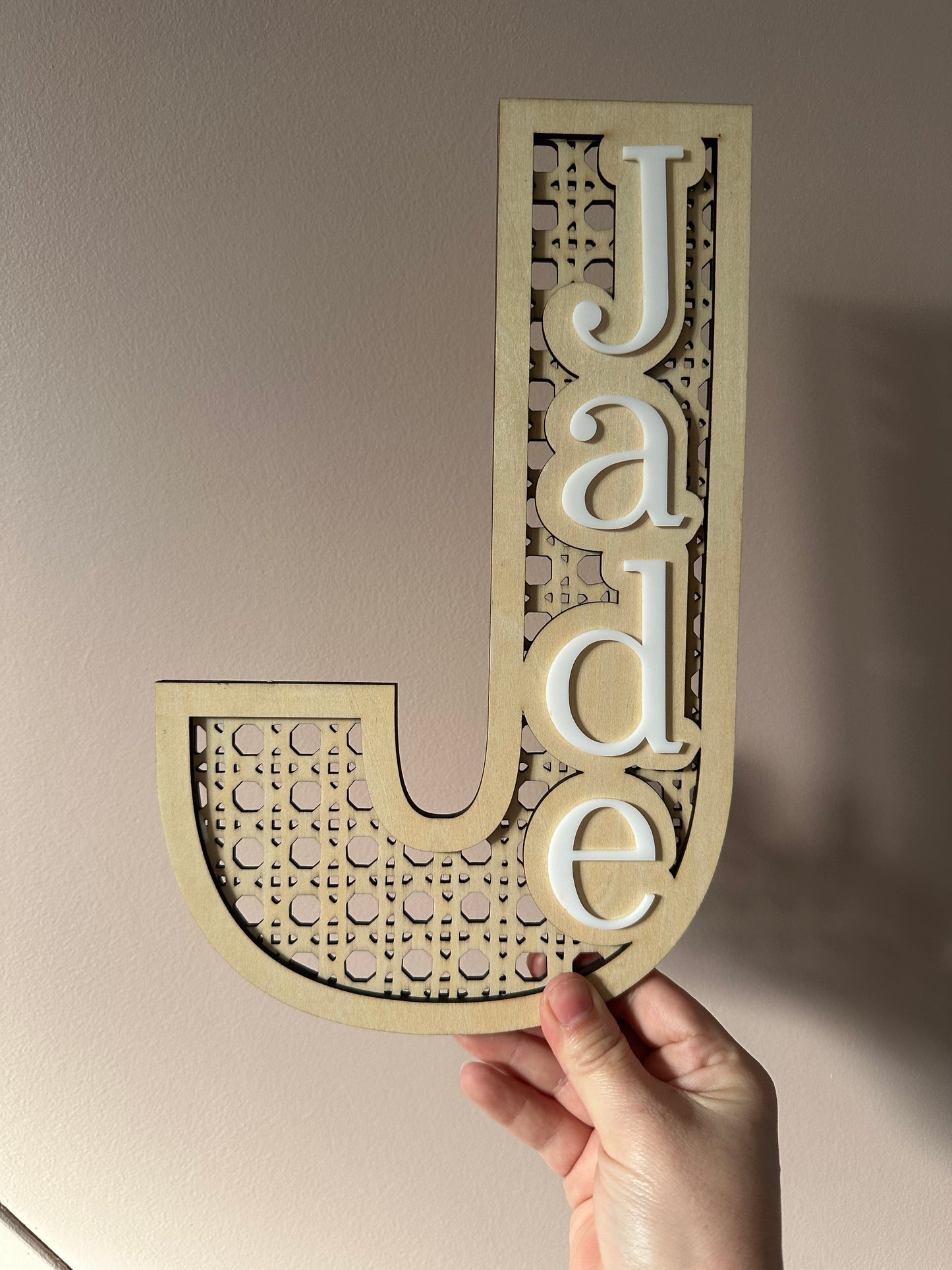 Monogramme effet cannage + prénom plexi