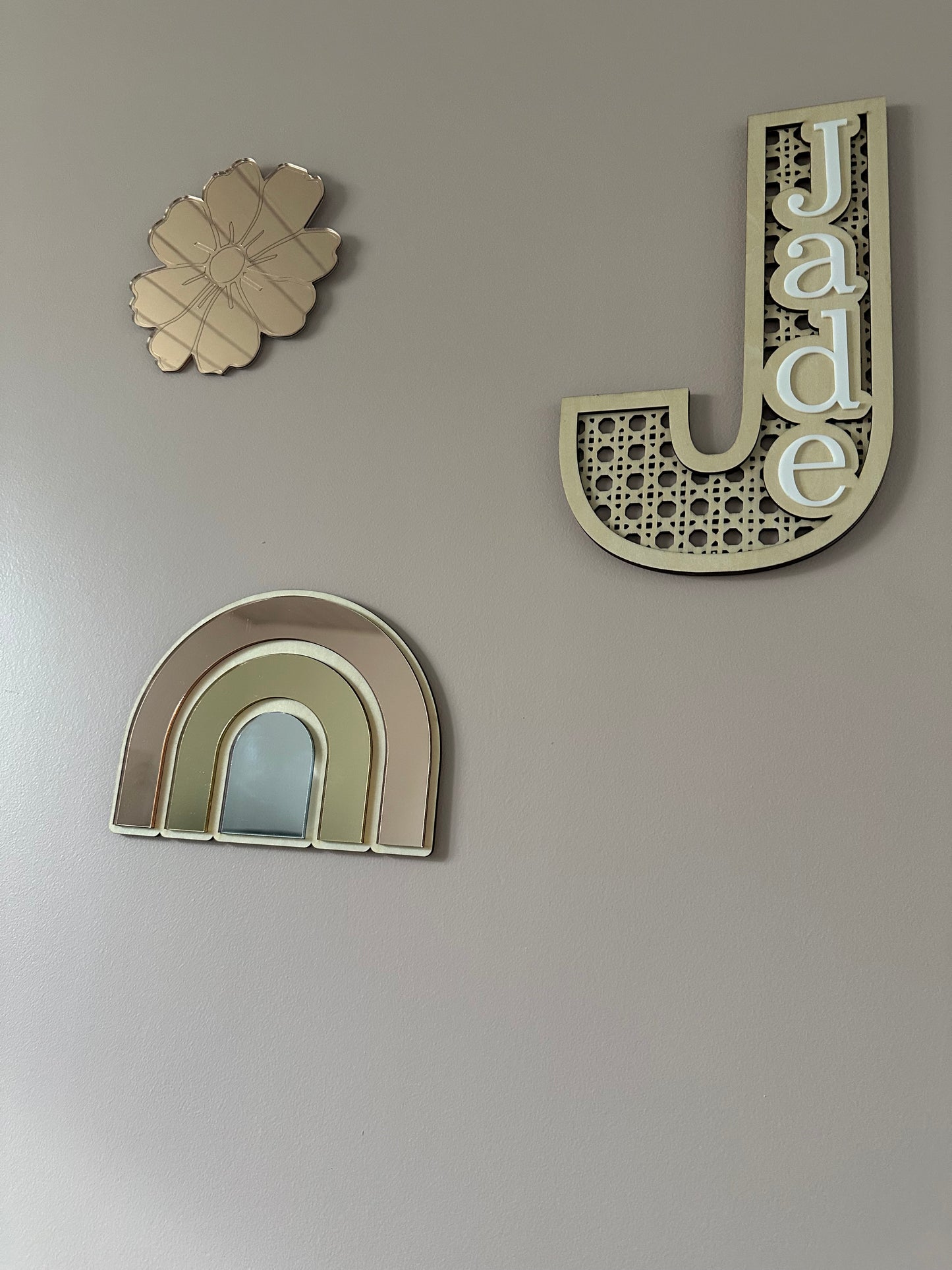 Monogramme effet cannage + prénom plexi