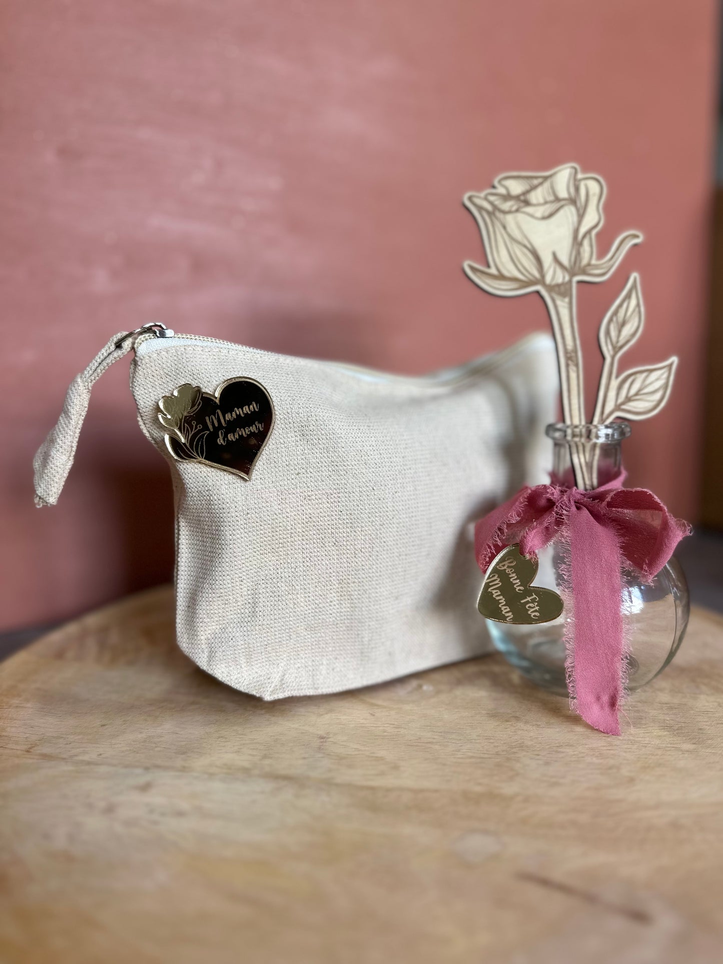 Trousse de toilette en jute avec paillettes dorées et son pin's