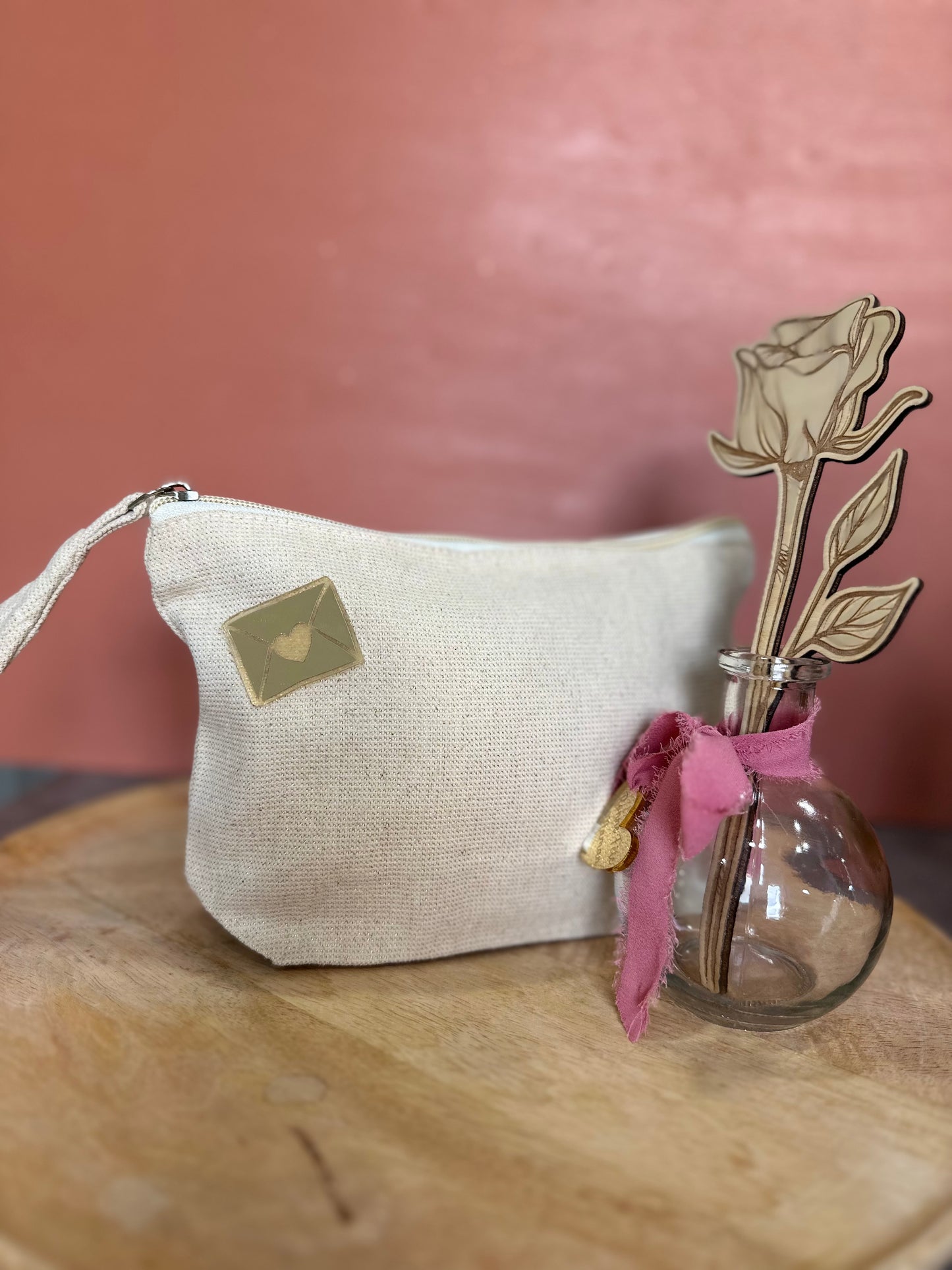 Trousse de toilette en jute avec paillettes dorées et son pin's