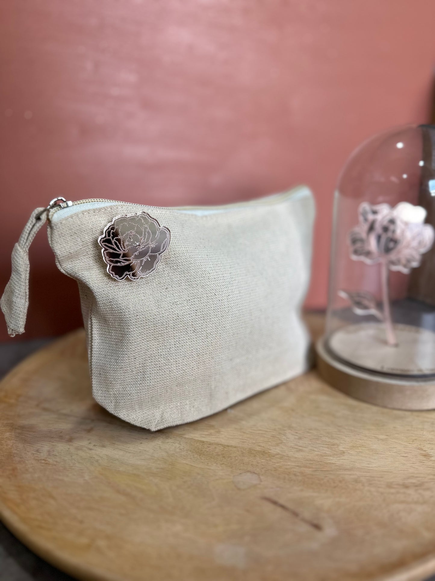Trousse de toilette en jute avec paillettes dorées et son pin's