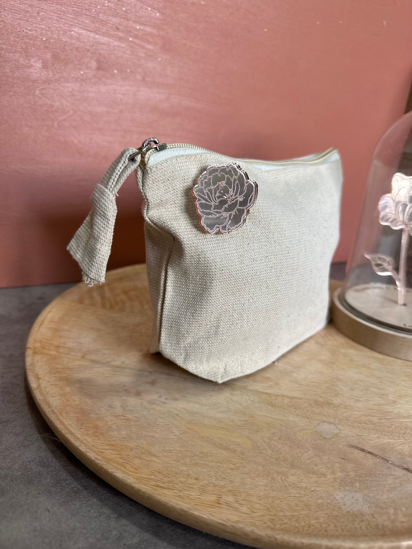 Trousse de toilette en jute avec paillettes dorées et son pin's