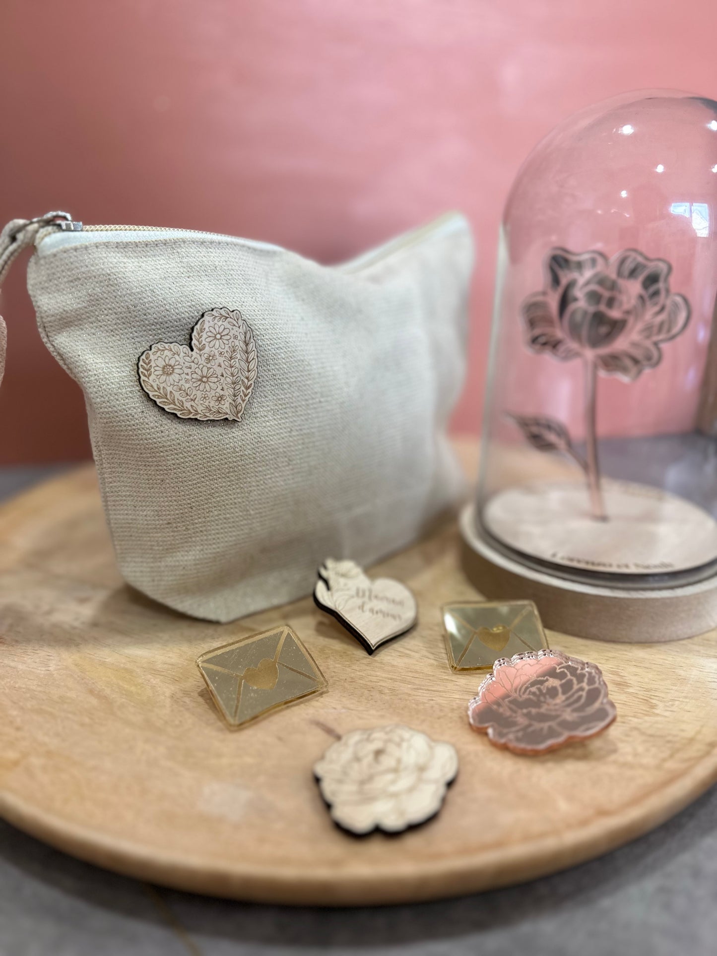 Trousse de toilette en jute avec paillettes dorées et son pin's