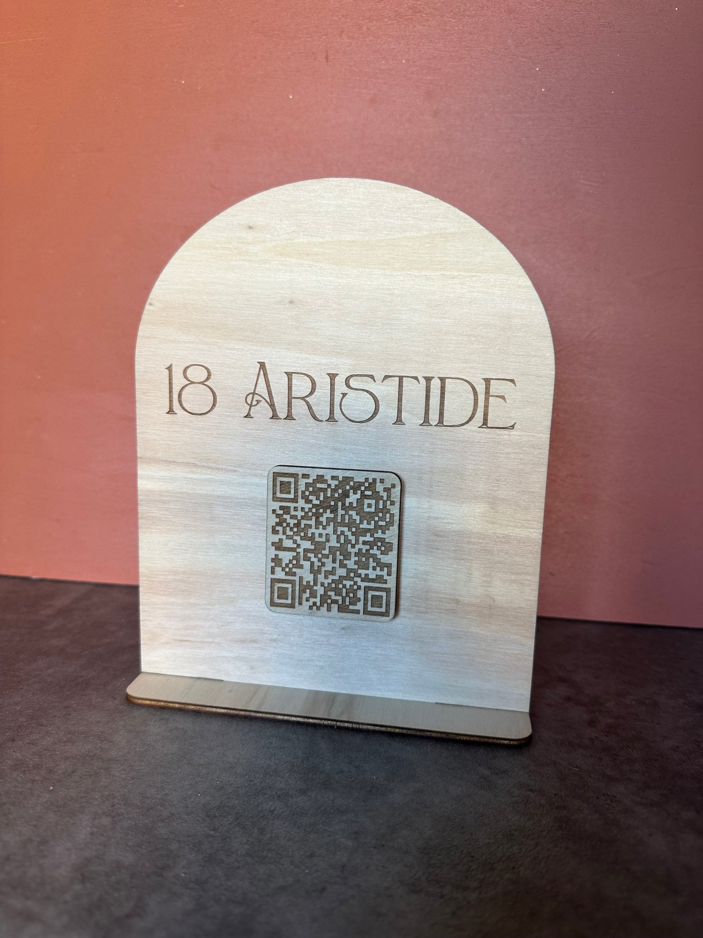 Présentoirs en bois avec QR code aimanté